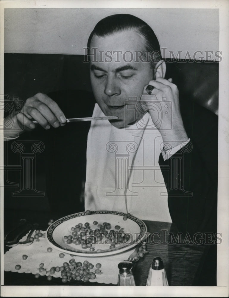1946 Press Photo Douglass Lyons, Cleveland's Hotel Allerton Staff