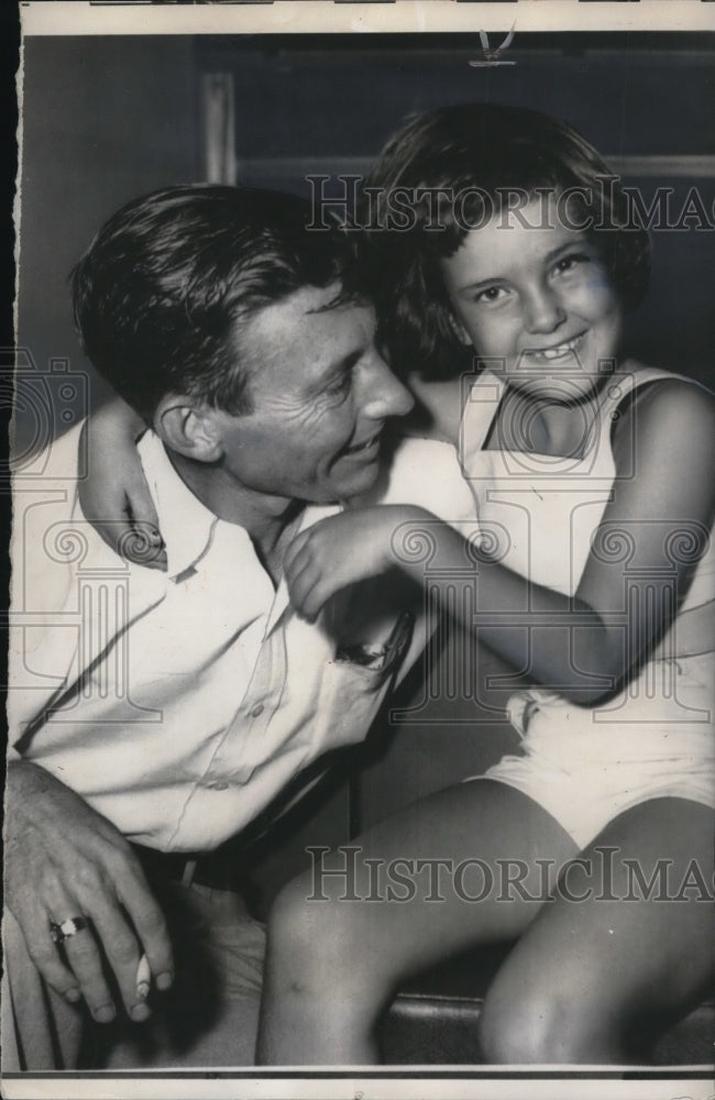 1956 Press Photo Dr.John Faris, Chiropractor, with her daughter Cathy
