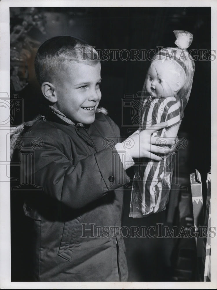 Load image into Gallery viewer, 1959 Press Photo of David Barnes 5, with a doll.
