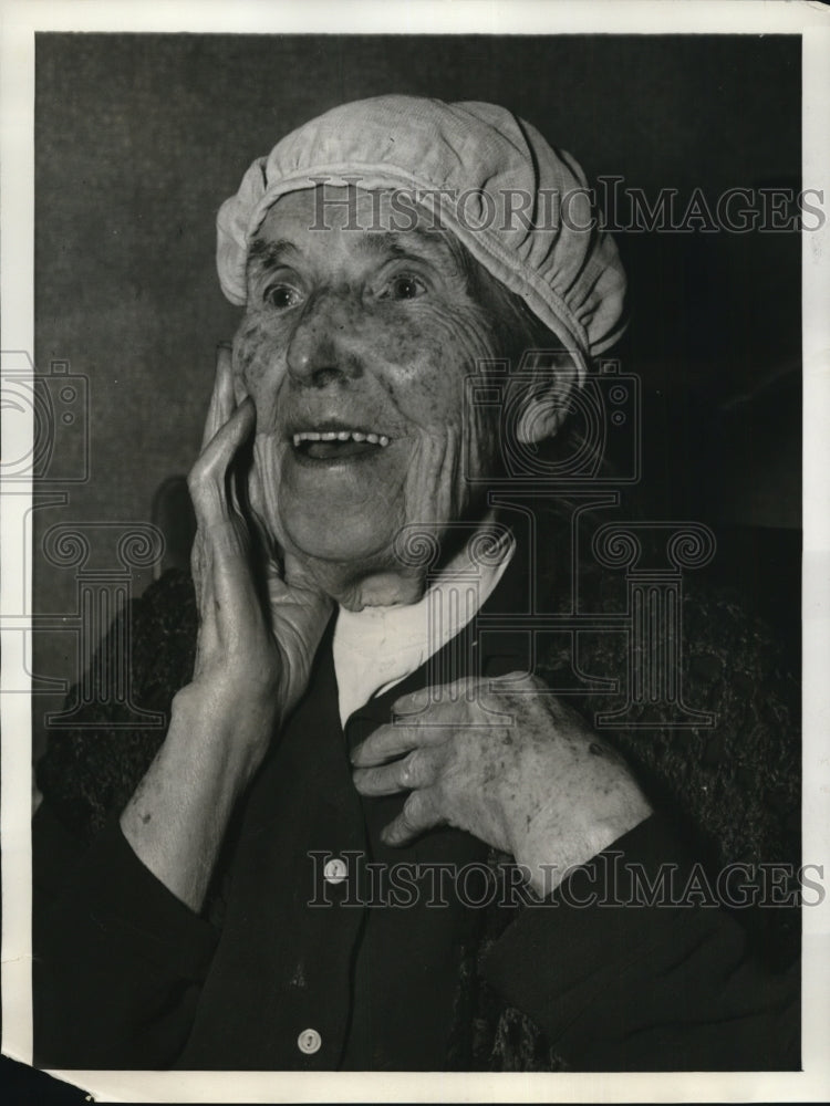 1941 Press Photo of Mrs. Rose Tumelty 93, gaining her citizenship to the United