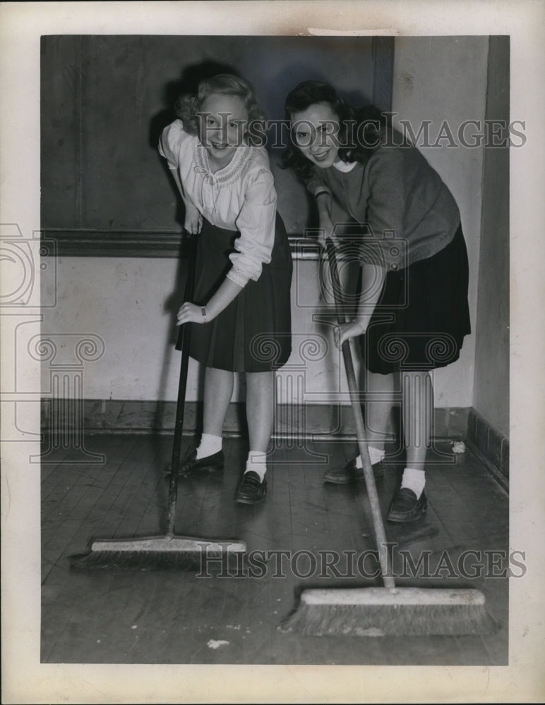 1942 Press Photo of L-R Virginia Hall and Mildred Peck