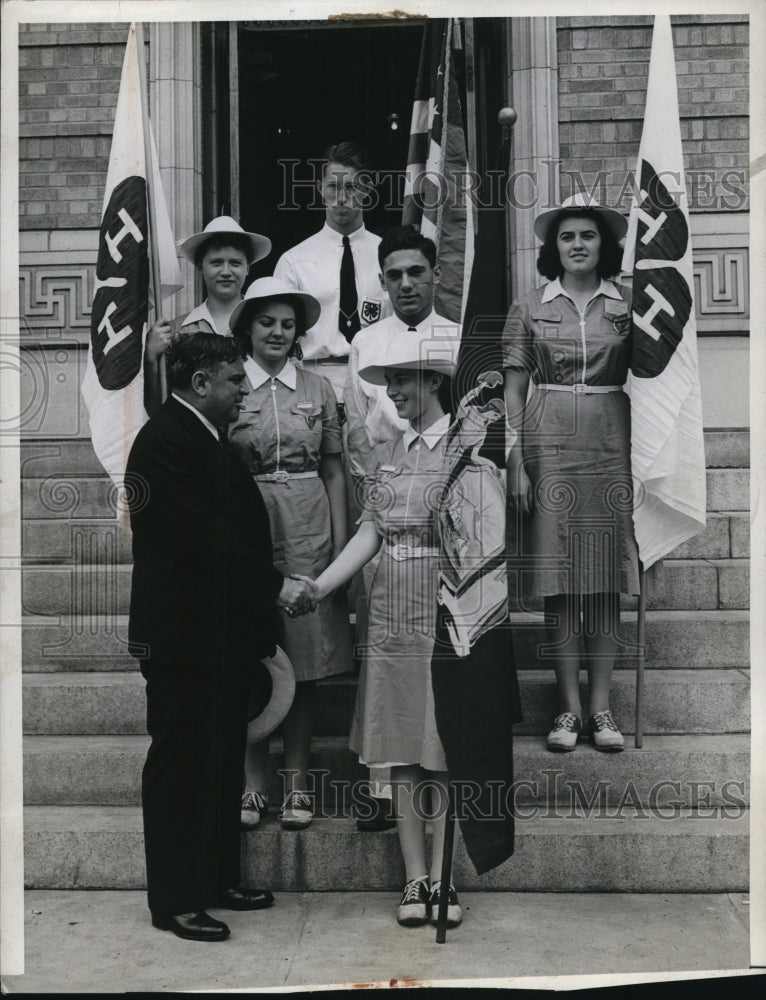 1941 Press Photo of Mayor Fiorello LaGuardia greets the delegates of the 4-H - Historic Images