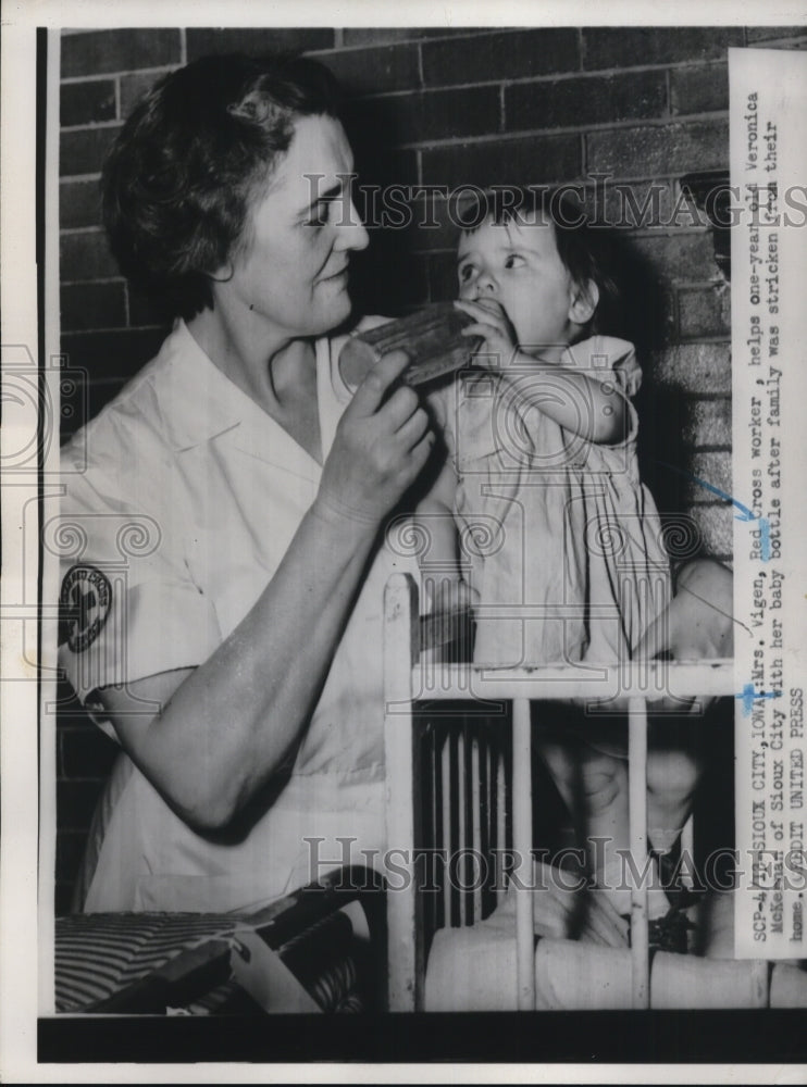 Load image into Gallery viewer, 1952 Press Photo Mrs.Vigenmred cross worker,with Baby Veronica after stricken

