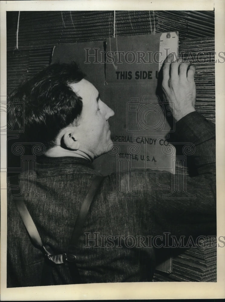 1943 Press Photo Joseph Wood Selecting Candy Carton By Braille Tag