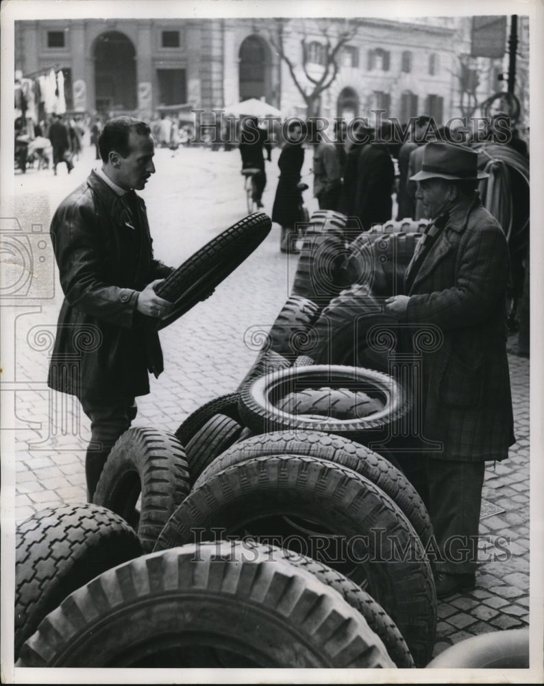 1949 Press Photo Second hand tires for sale at the Piazza Vittorio- Historic Images