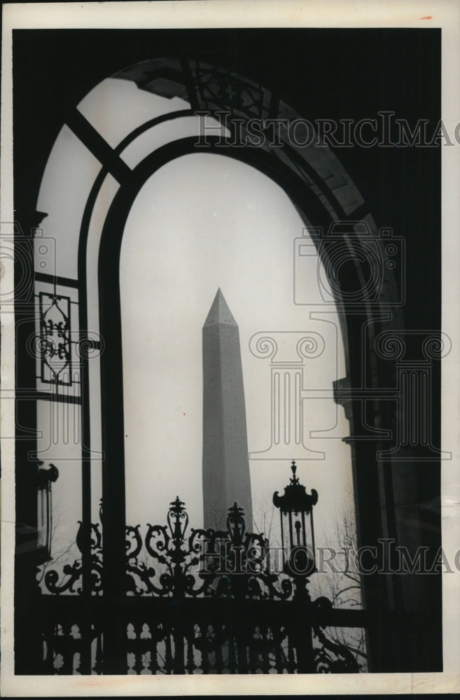 1964 Press Photo Washington Monument,accented by the ornate framing of an arched