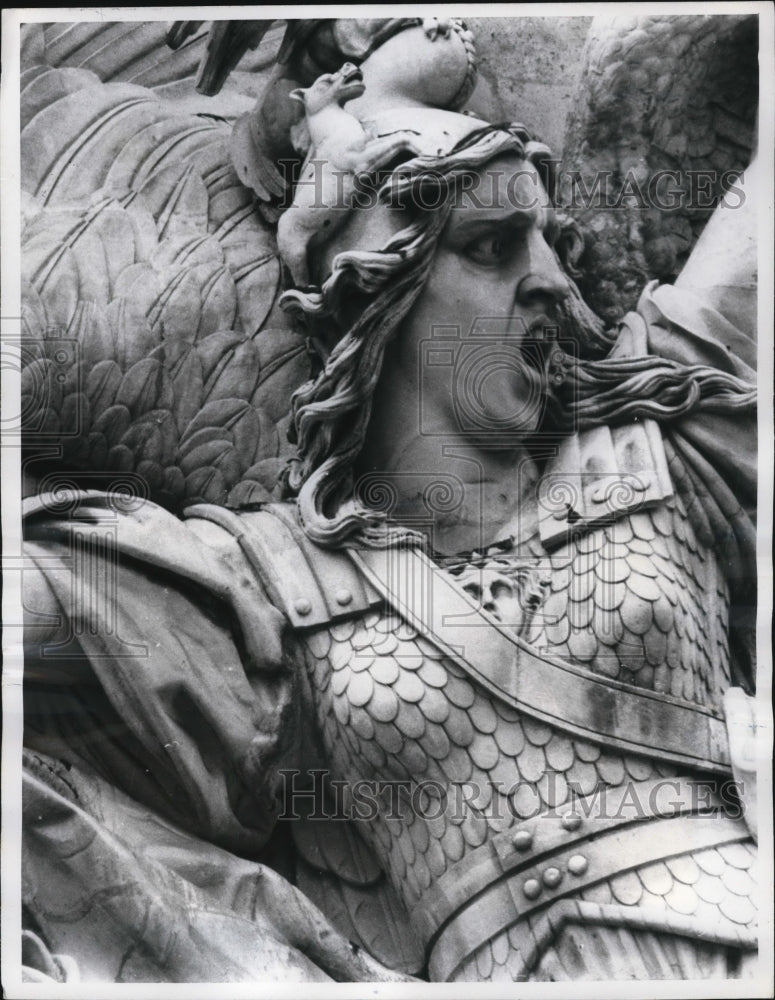 1969 Press Photo of an up close look at one of the sculptures that have recently
