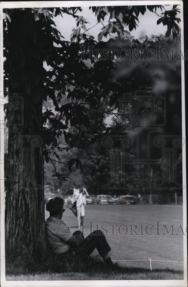 1969 Press Photo of O. McCown a Pinkerton Officer on his lunch break on 1st