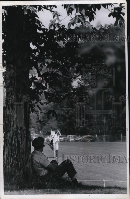 1969 Press Photo of O. McCown a Pinkerton Officer on his lunch break on 1st