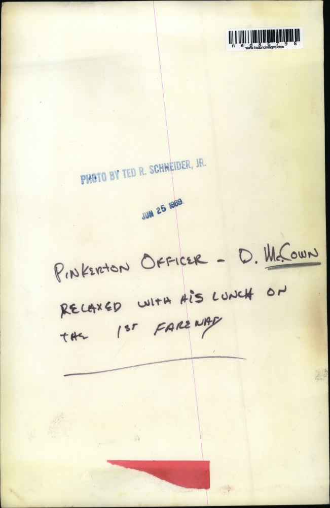 1969 Press Photo of O. McCown a Pinkerton Officer on his lunch break on 1st