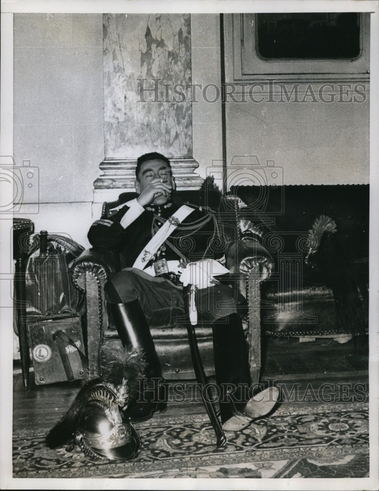1955 Press Photo Guard on duty takes a break,on his duty at Paris Cerole
