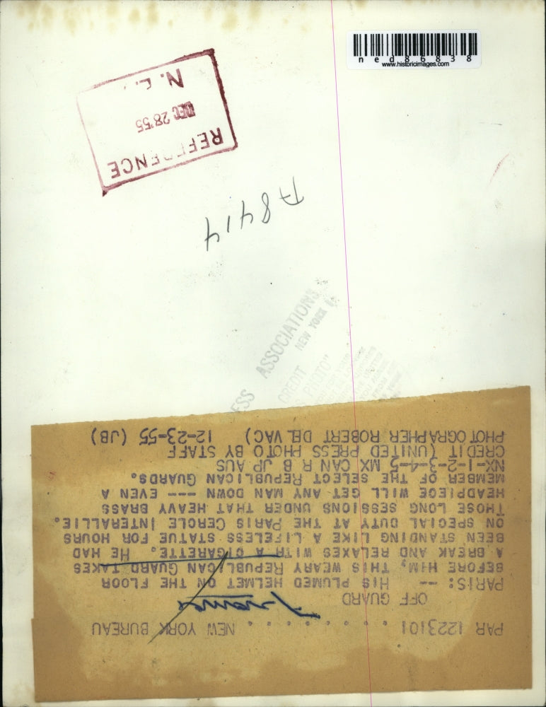 1955 Press Photo Guard on duty takes a break,on his duty at Paris Cerole