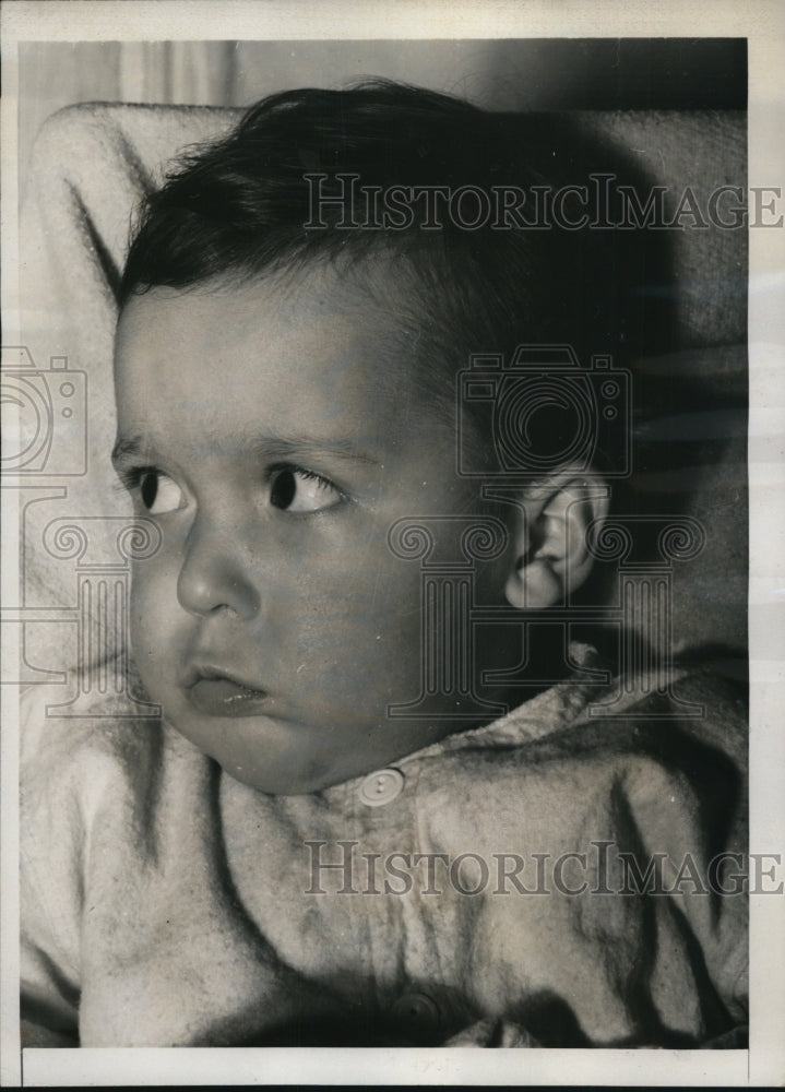 1939 Press Photo Cute Baby not ready for sleep