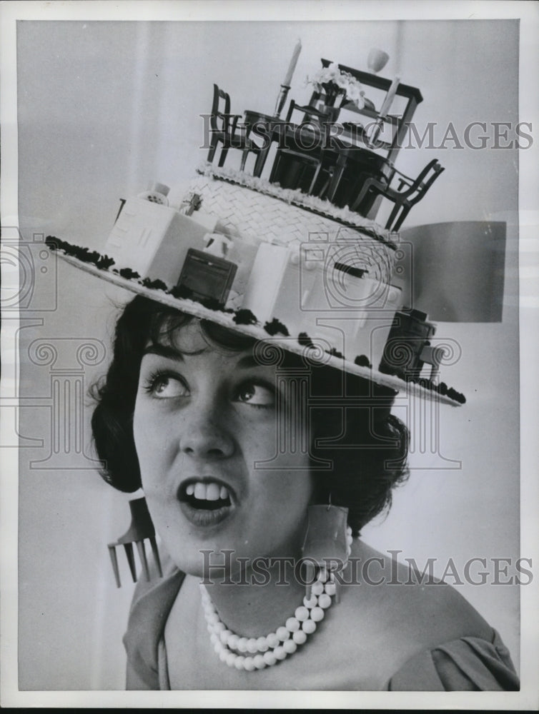 Load image into Gallery viewer, 1961 Press Photo Everything and the Kitchen Sink worn by Lana Green - ned86901
