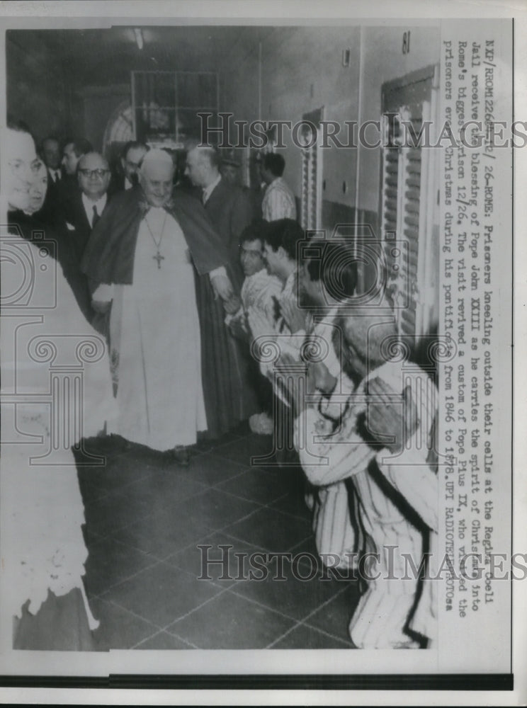 1958 Press Photo Pope John XXIII blessing the prisoners at Regina Jail