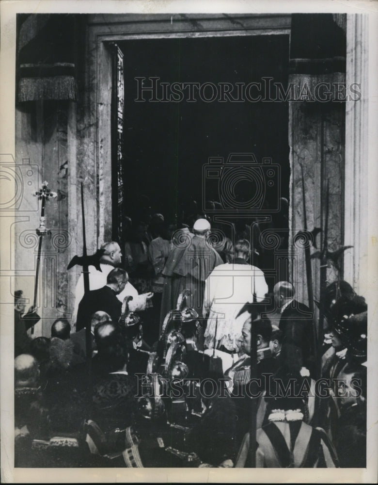 1967 Press Photo Pope Pius XII walking through St.Peter's Basilica