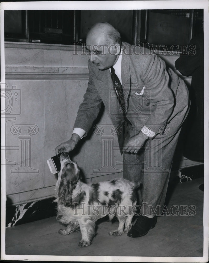 1955 Press Photo Sonny Boy giving cash to Rosen