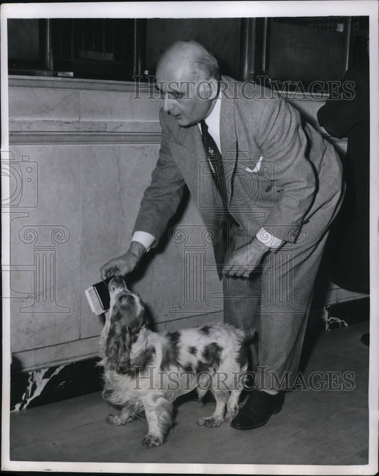 1955 Press Photo Sonny Boy giving cash to Rosen