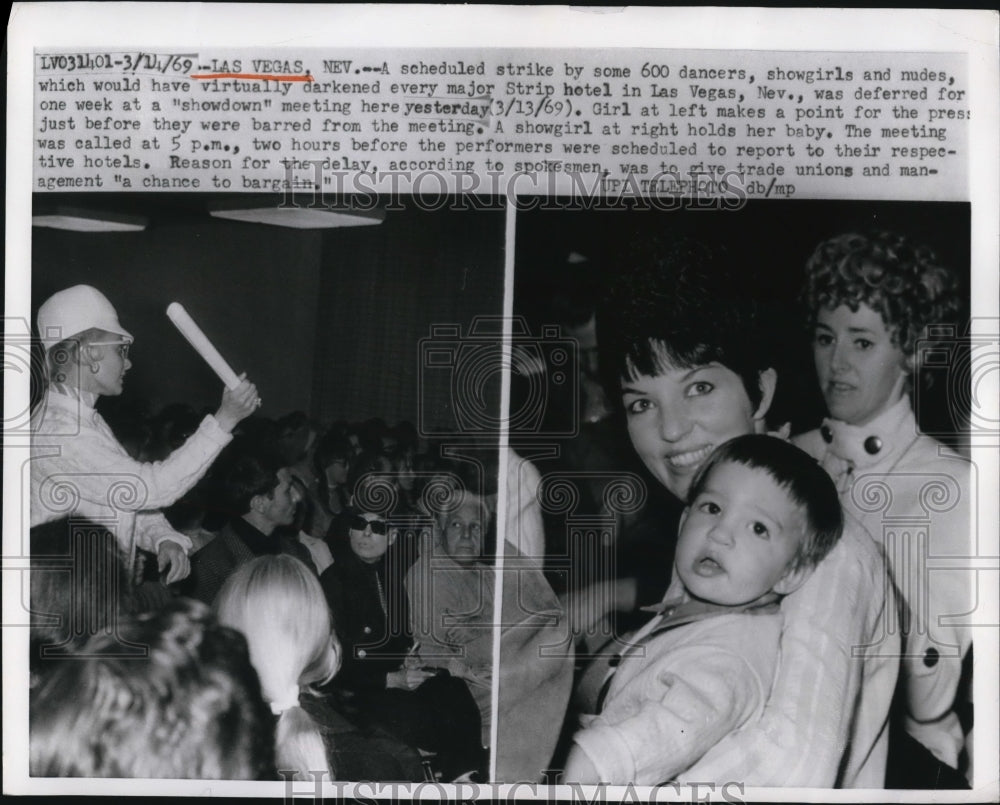 1969 Press Photo A scheduled strike by some 600 performers in Las Vegas
