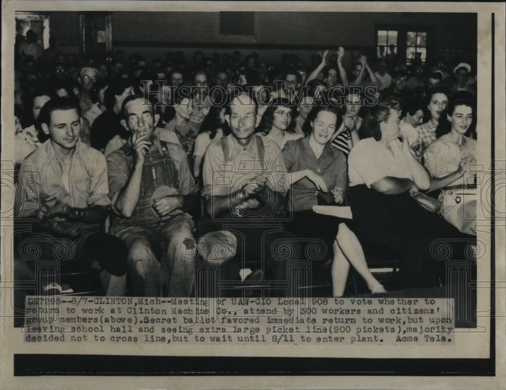 1947 Press Photo Meeting of UAW-CIO Local 908 attended by 300 workers