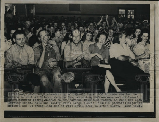 1947 Press Photo Meeting of UAW-CIO Local 908 attended by 300 workers