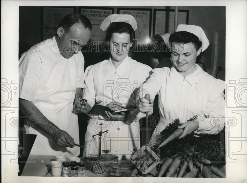 1941 Press Photo Dr. R.S. Lelansky, Charlotte Huber and Jane Camp test a chewer