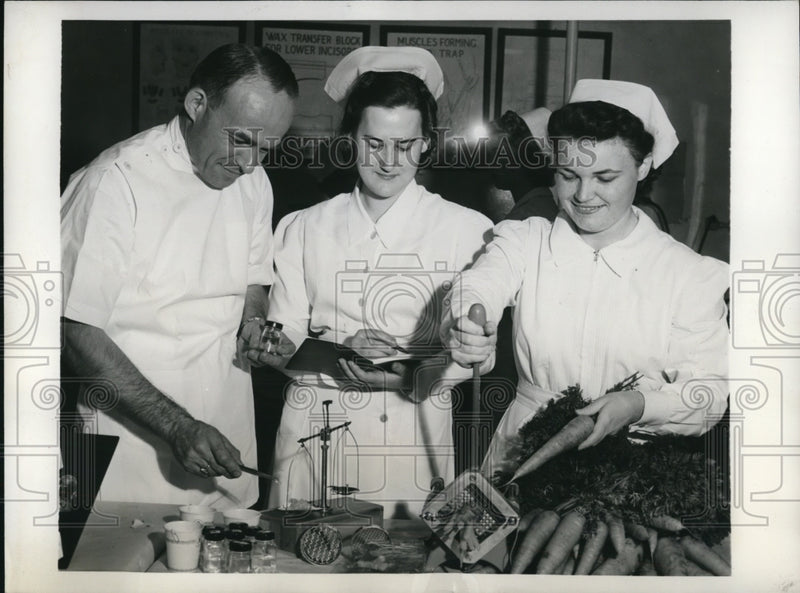 Load image into Gallery viewer, 1941 Press Photo Dr. R.S. Lelansky, Charlotte Huber and Jane Camp test a chewer
