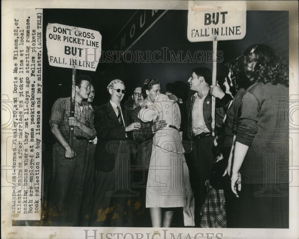 1948 Press Photo Norman Plumley and Doris Mae Wilson's wedding at picket line