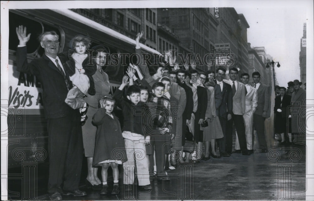 1956 Press Photo Elmer DeGolier and his wife Winona with their 20 children