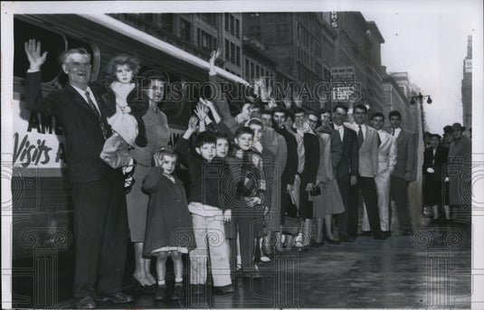 1956 Press Photo Elmer DeGolier and his wife Winona with their 20 children