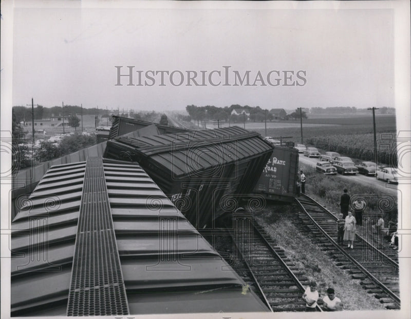 Load image into Gallery viewer, 1953 Press Photo 12 cars of Chicago and North Western railway were deraile.

