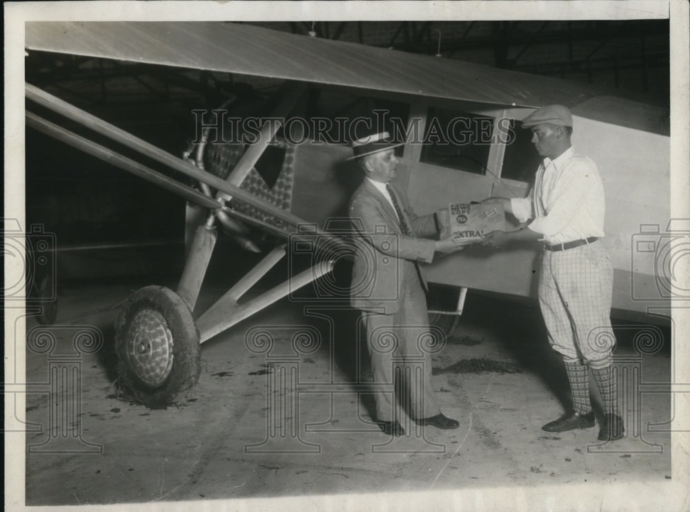 1928 Press Photo of Herb walker and Pilot Jim Davis.