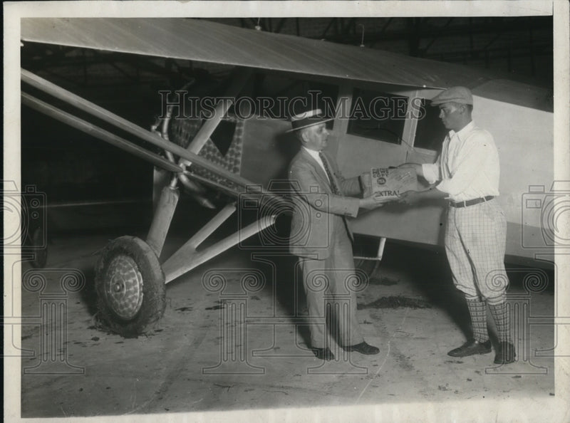 Load image into Gallery viewer, 1928 Press Photo of Herb walker and Pilot Jim Davis.
