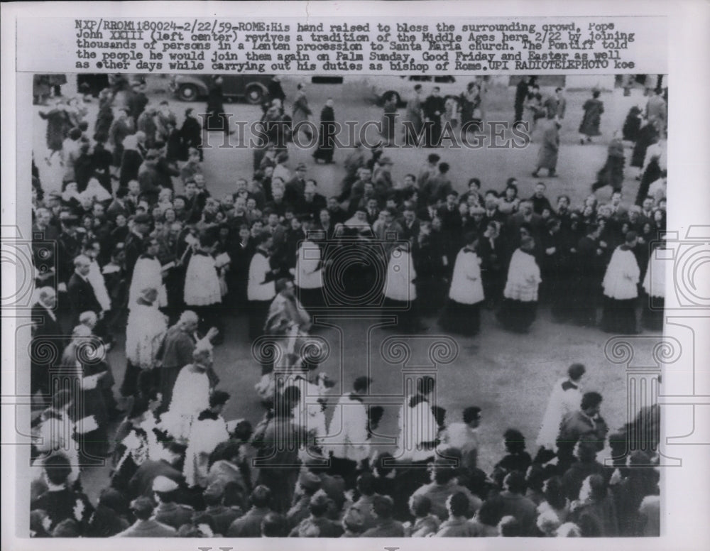 1959 Press Photo Pope John XXIII raised his hand to bless the surrounding crowd