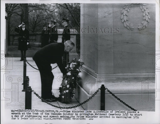 1956 Press Photo Prime Minister John Costello lays a wreath at a soldier's tomb