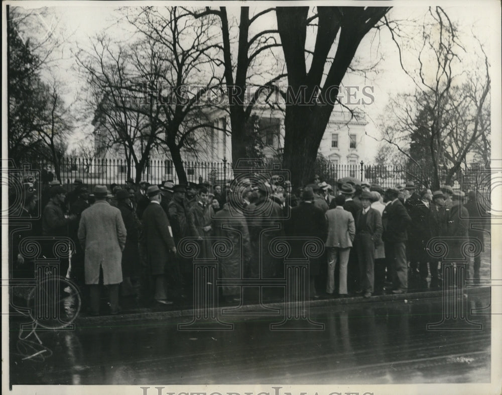 1931 Press Photo of unemployed being gathered by police. in front of the White