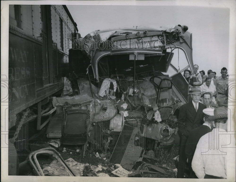 1943 Press Photo of train and bus collision that killed seven in Johnson City