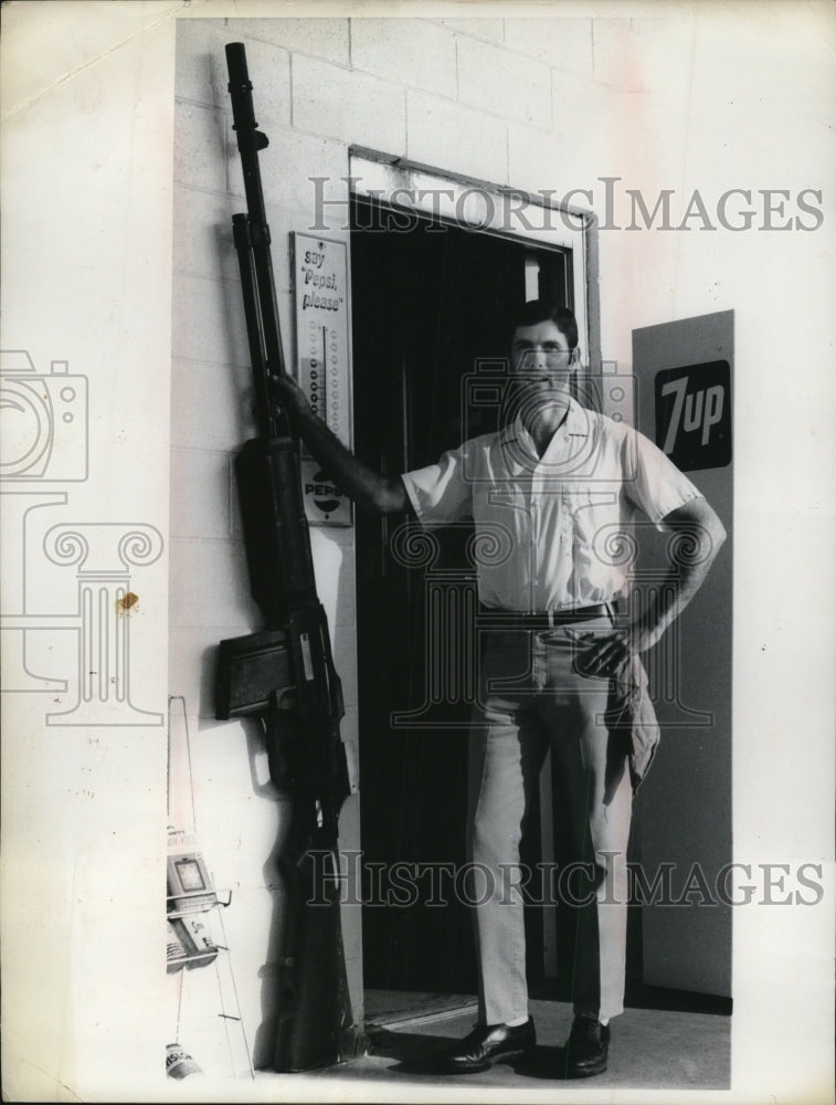 1970 Press Photo Over-sized rifle at Lamp's Service Station with Darrell Morell