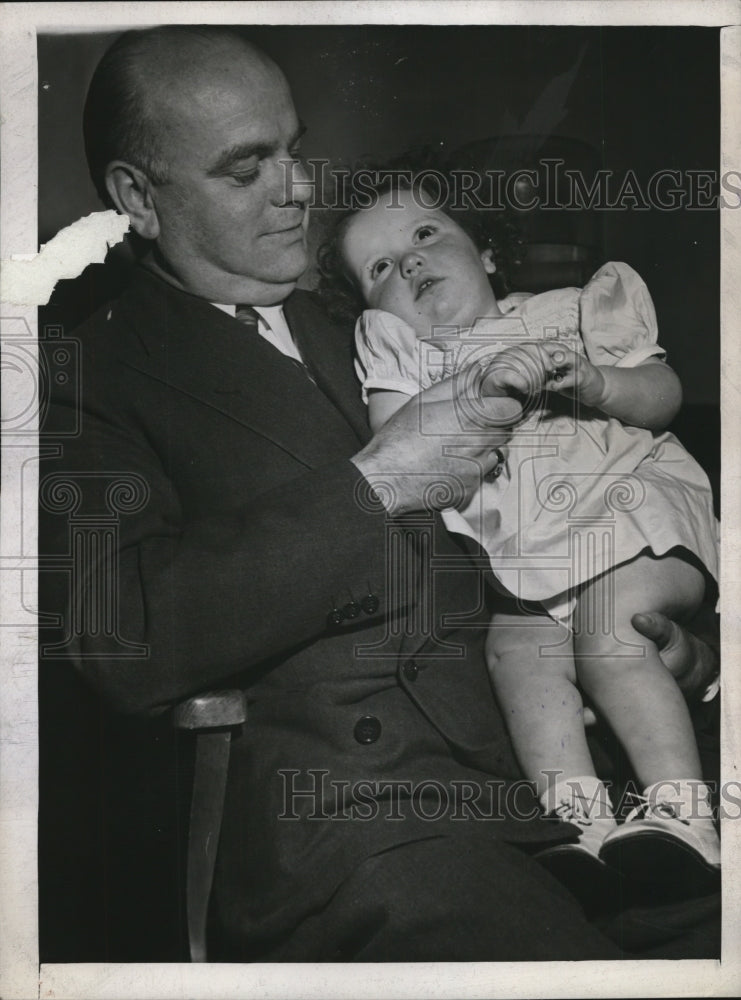 Load image into Gallery viewer, 1945 Press Photo Dr. Russell Starr carries Carol Ann Barry at the Superior Court
