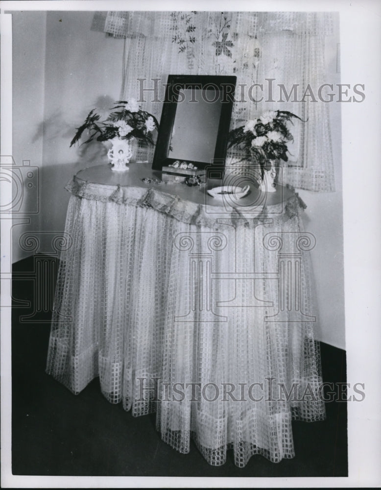 1953 Press Photo A neat design of a dressing table skirt
