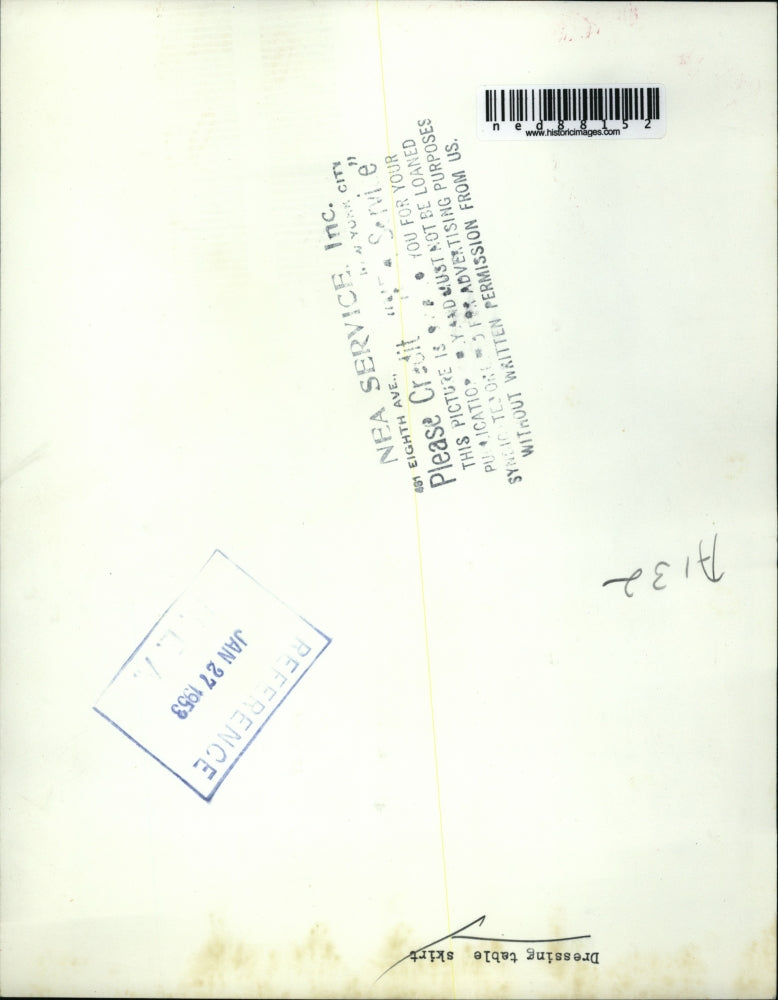 1953 Press Photo A neat design of a dressing table skirt