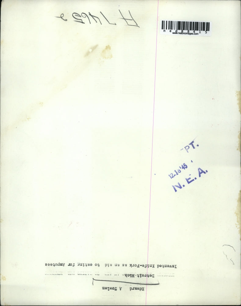 1945 Press Photo of Edward Towlen who invented the knife fork for amputees