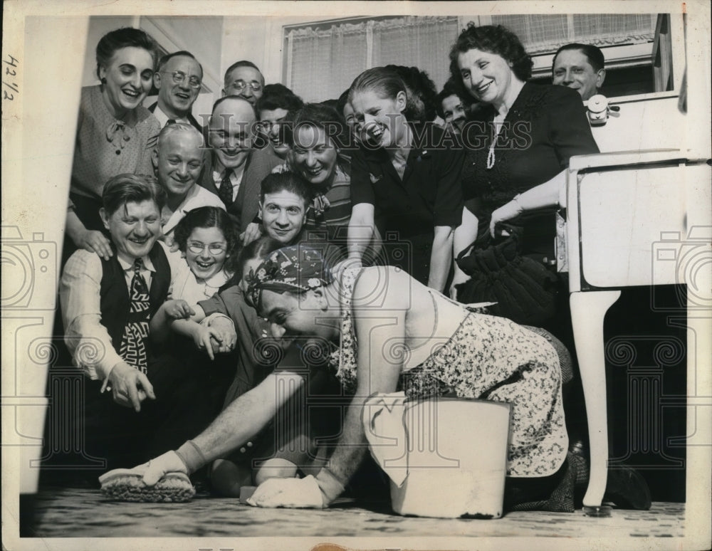 1944 Press Photo Jack Frost,an OCD Block Captain, with his neighbors