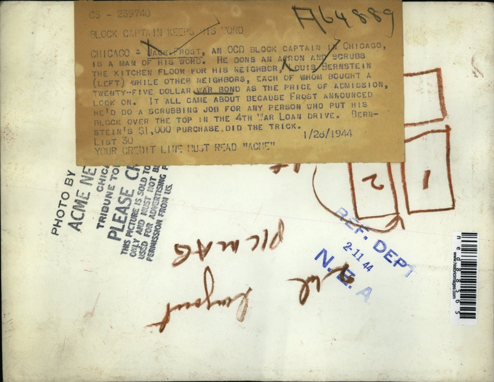 1944 Press Photo Jack Frost,an OCD Block Captain, with his neighbors