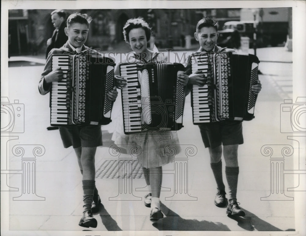 1957 Press Photo Nevill Cresswell,Kay Wilson and Ralph Cresswell,accordionists