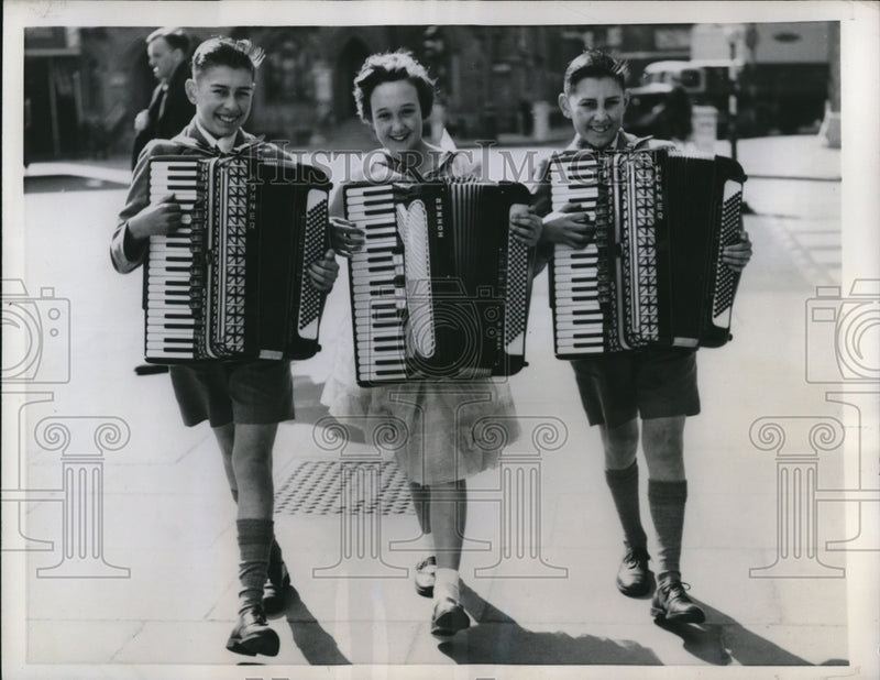 Load image into Gallery viewer, 1957 Press Photo Nevill Cresswell,Kay Wilson and Ralph Cresswell,accordionists
