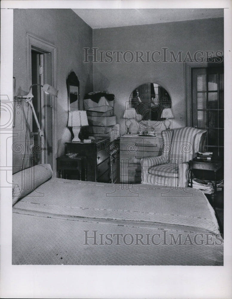1949 Press Photo A storage wall fitted corner and over the door in thhis bedroom