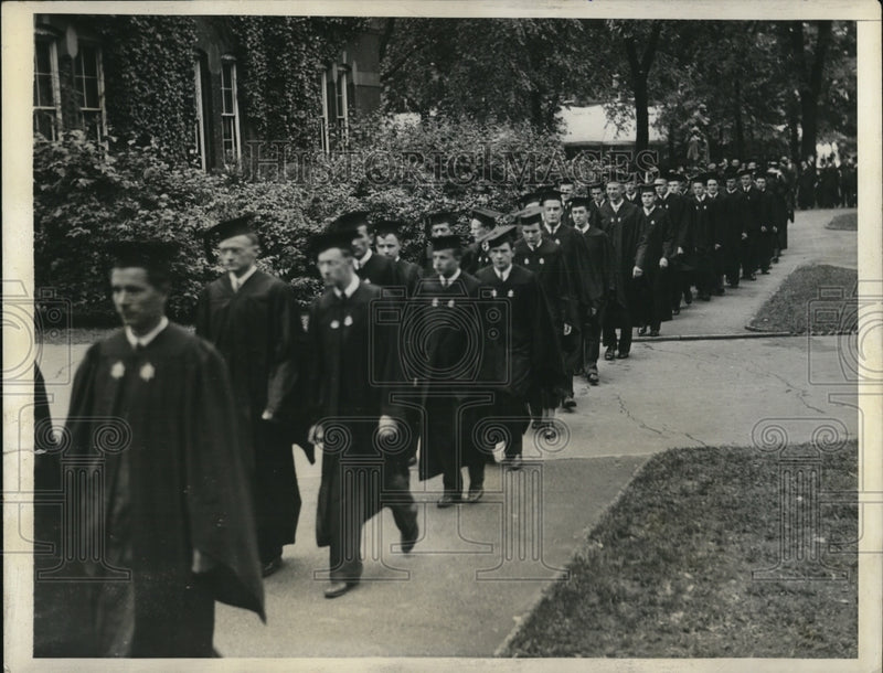 Load image into Gallery viewer, 1935 Press Photo Parade of the 1935 graduates of Harvard University.
