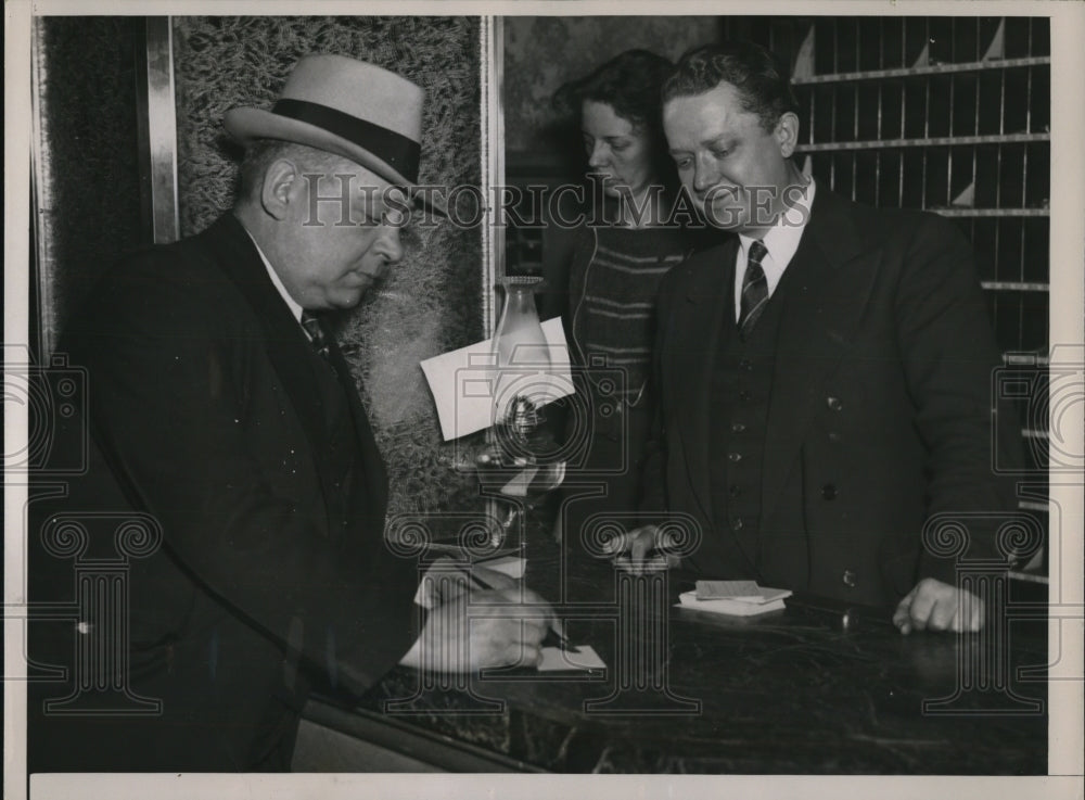 1937 Press Photo Cliff Looffler and Ray Totten,chief clerk of Louisville Hotel