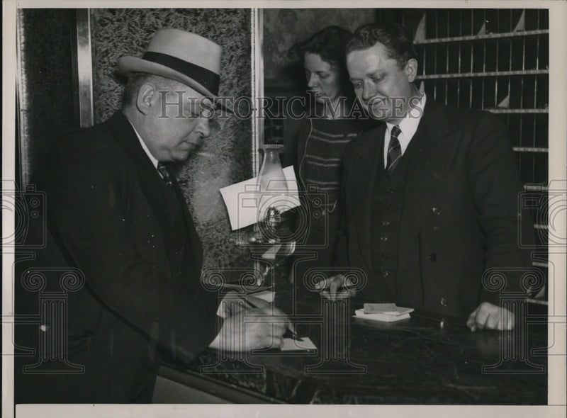 Load image into Gallery viewer, 1937 Press Photo Cliff Looffler and Ray Totten,chief clerk of Louisville Hotel

